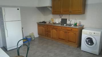 Refrigerador, microondas, tostadora, utensilios de cocina