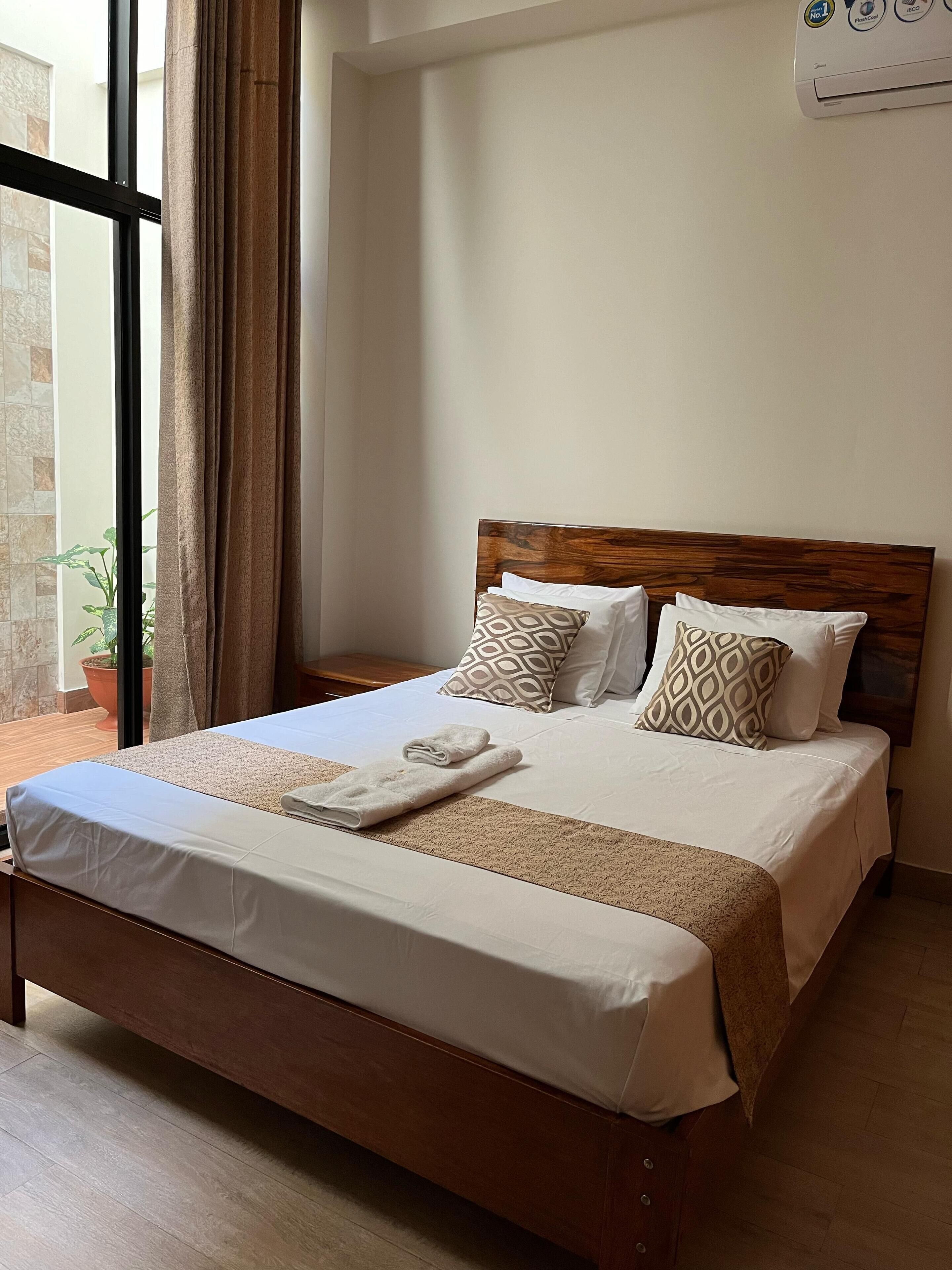 أغطية فراش متميزة وطراز فريد لكل وحدة وستائر تعتيم وواي فاي مجانًا