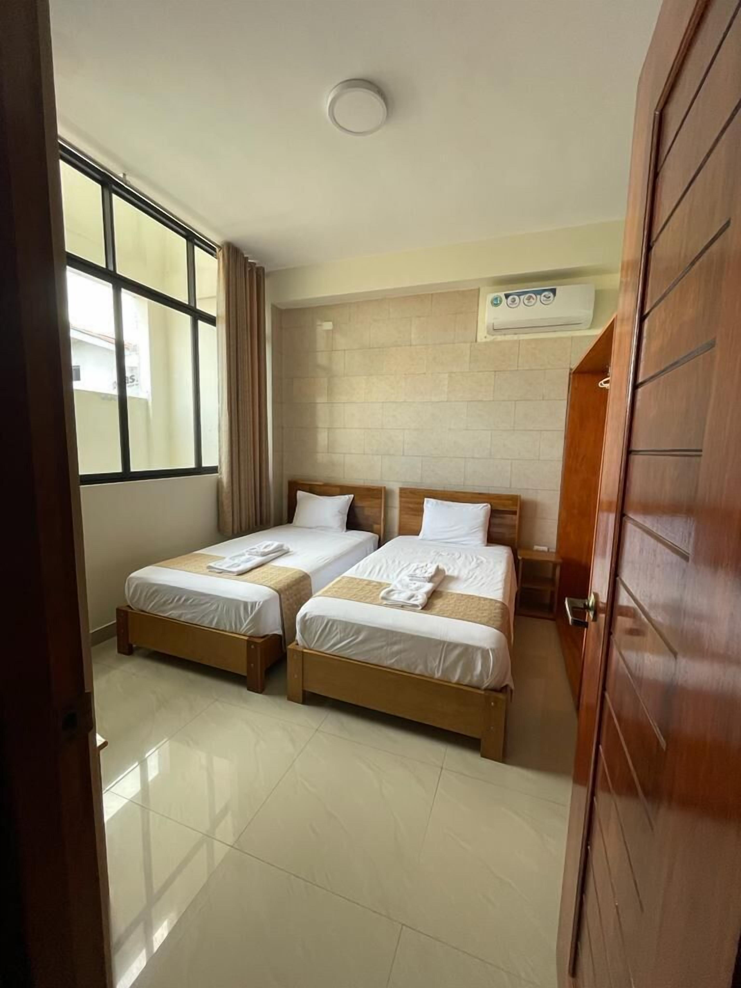 Ropa de cama de alta calidad, muebles diferentes y cortinas blackout 