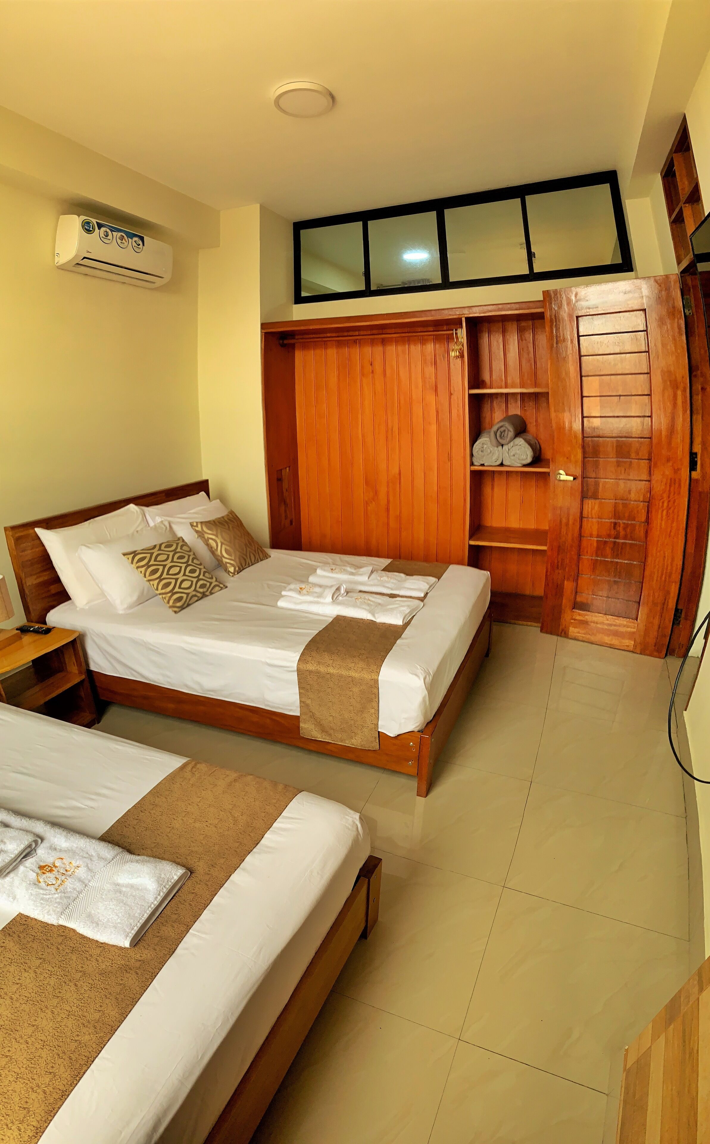 Ropa de cama de alta calidad, muebles diferentes y cortinas blackout 