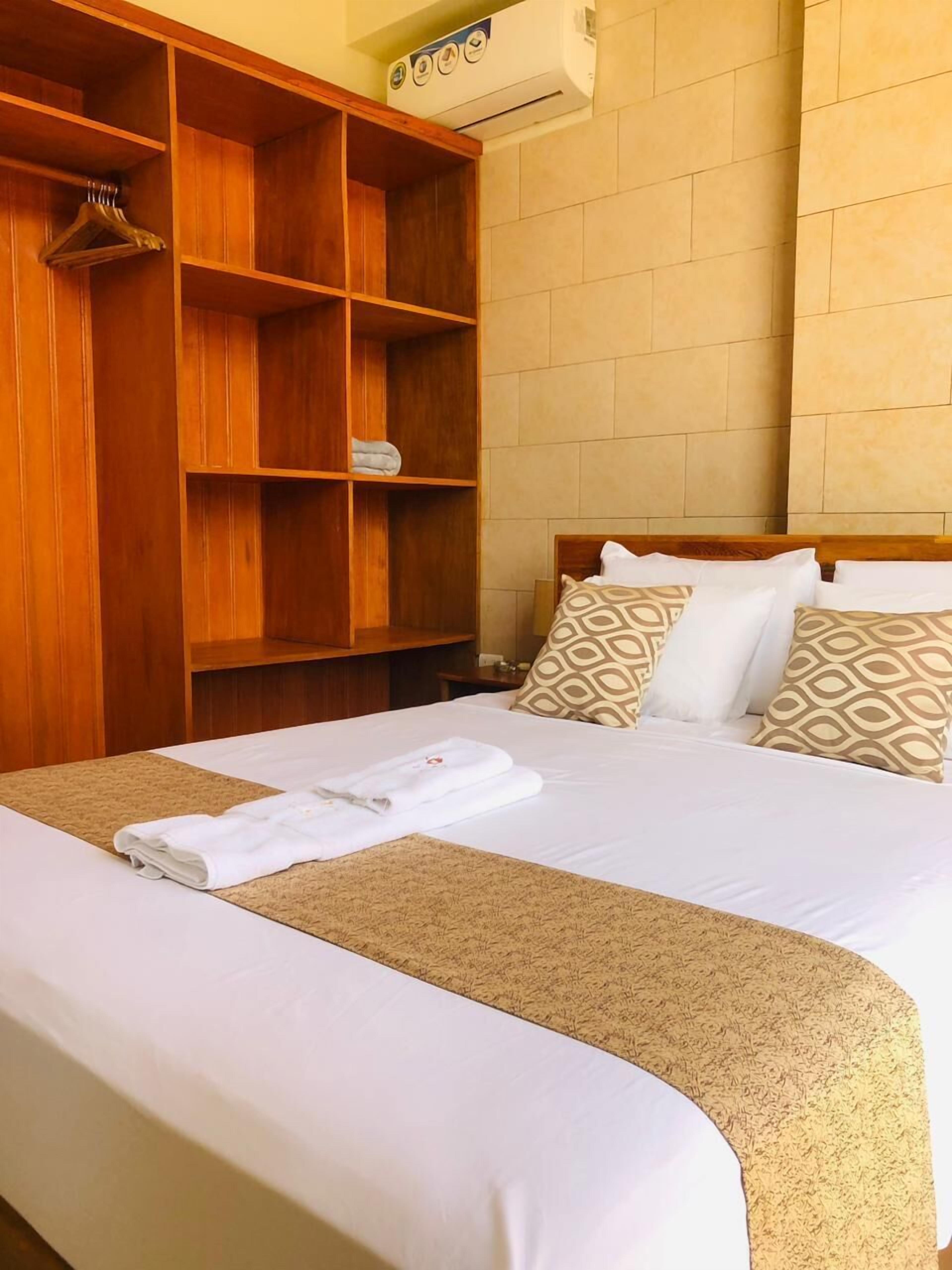 Ropa de cama de alta calidad, muebles diferentes y cortinas blackout 