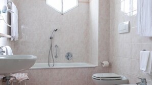 Articles de toilette gratuits, sèche-cheveux, bidet, serviettes fournies