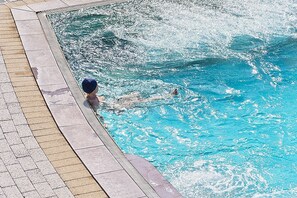 室内游泳池,室外游泳池