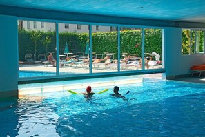 Una piscina cubierta, una piscina al aire libre