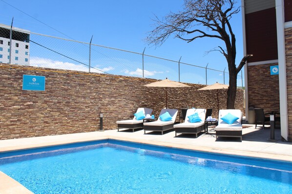 Una piscina al aire libre