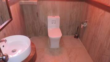 Suihku, ilmaiset hygieniatuotteet, pyyhkeet