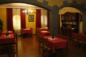 Serveert ontbijt, lunch, diner, lokale gerechten 