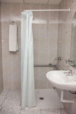 Kostenlose Toilettenartikel, Handtücher, Seife, Shampoo