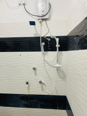 Shower, free toiletries, towels, soap - Guitar Bay Arugambay (Arugam Bay)