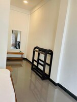Κλινοσκεπάσματα υψηλής ποιότητας, μοναδική επίπλωση, γραφείο 