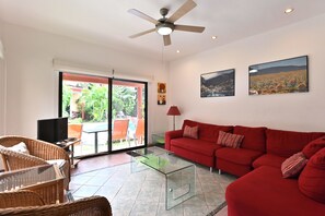 Casa estándar, 3 habitaciones, no fumadores | Sala de estar | Una televisión de pantalla plana