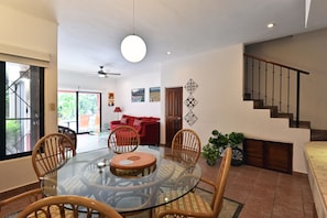 Casa estándar, 3 habitaciones, no fumadores | Servicio de comidas en la habitación