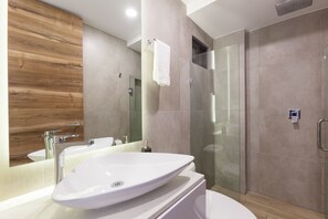 Standaard appartement, 2 slaapkamers, niet-roken | Badkamer | Een douche, gratis toiletartikelen, een haardroger, handdoeken