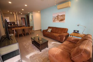 Departamento estándar, 2 habitaciones, para no fumadores | Área de sala de estar | Televisión de pantalla plana 