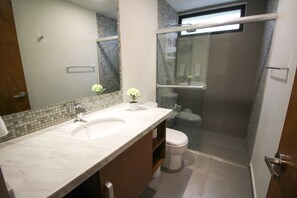 Standard Apartment, 2 Bedrooms, Non Smoking | Bathroom | Shower, free toiletries, hair dryer, towels - Lunada 103 (Playa del Carmen)
