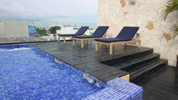 Unclassified image, 1 of 24, button - Lunada 103 (Playa del Carmen)