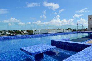 Utomhuspool och pool på takterrassen