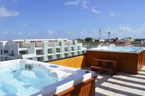 Tina de hidromasaje al aire libre