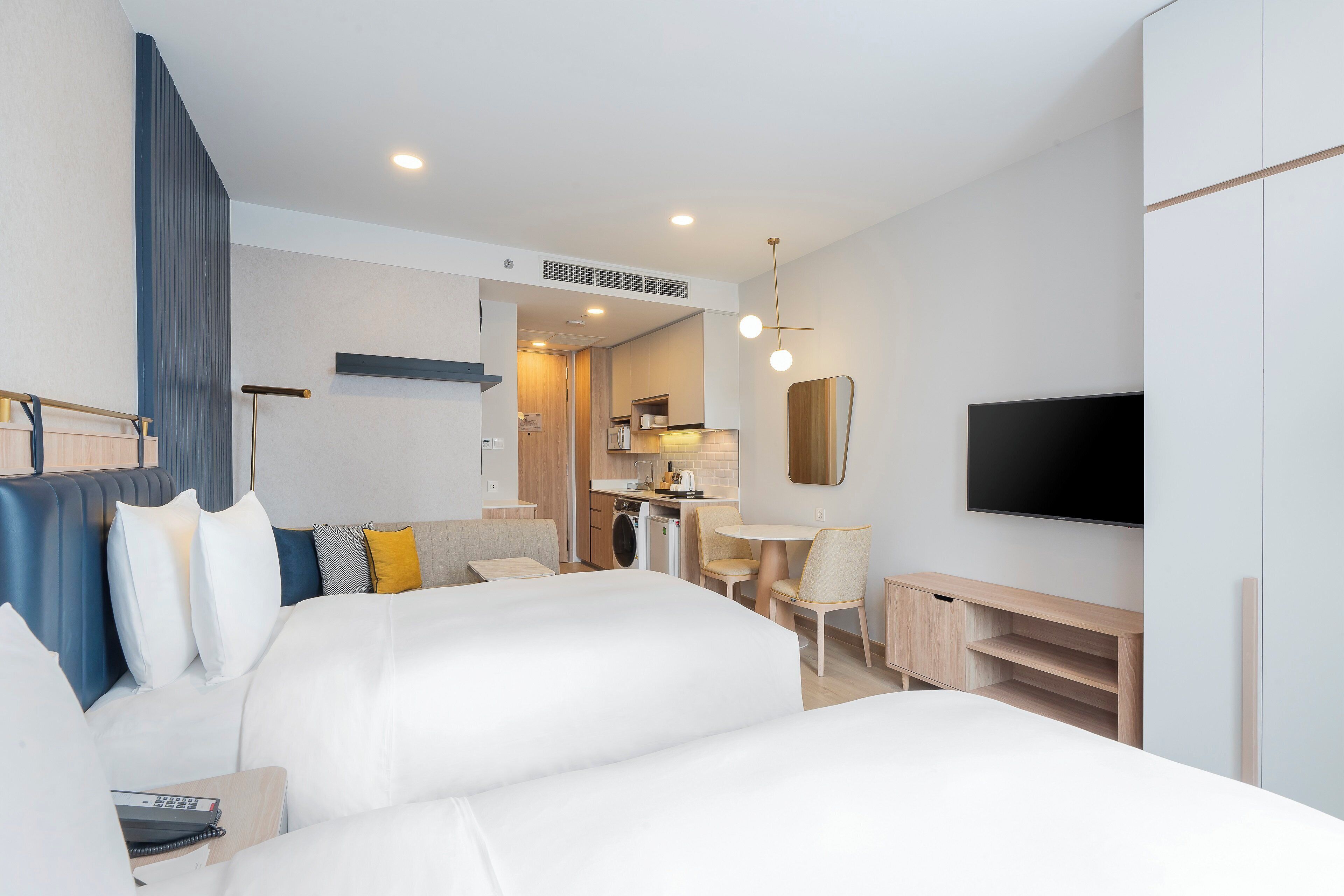 Sengetøy av topp kvalitet, dundyner, safe på rommet og skrivebord