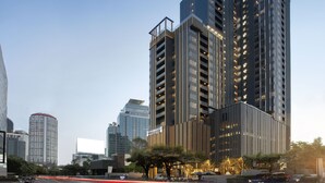 Un hôtel de grande hauteur, avec de nombreux étages, de grandes fenêtres et une enseigne bien visible.