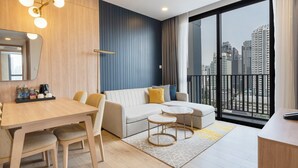 Una sala de estar moderna con sofá, mesa de centro y comedor.