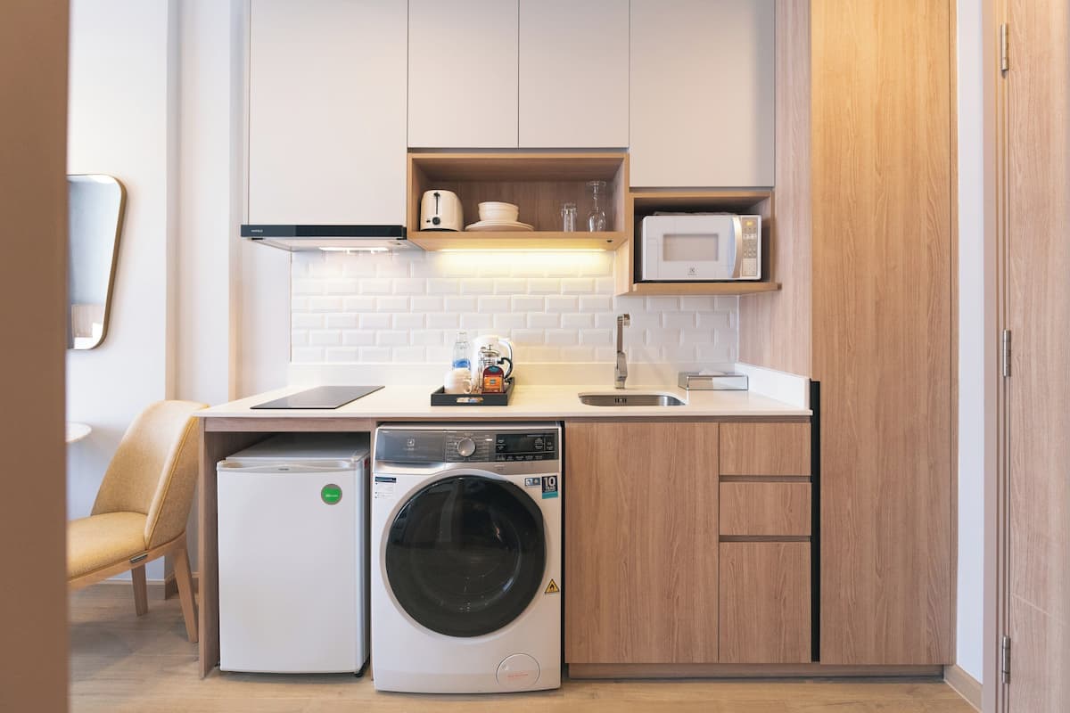 full-sized fridge, microwave, stovetop, coffee/tea maker