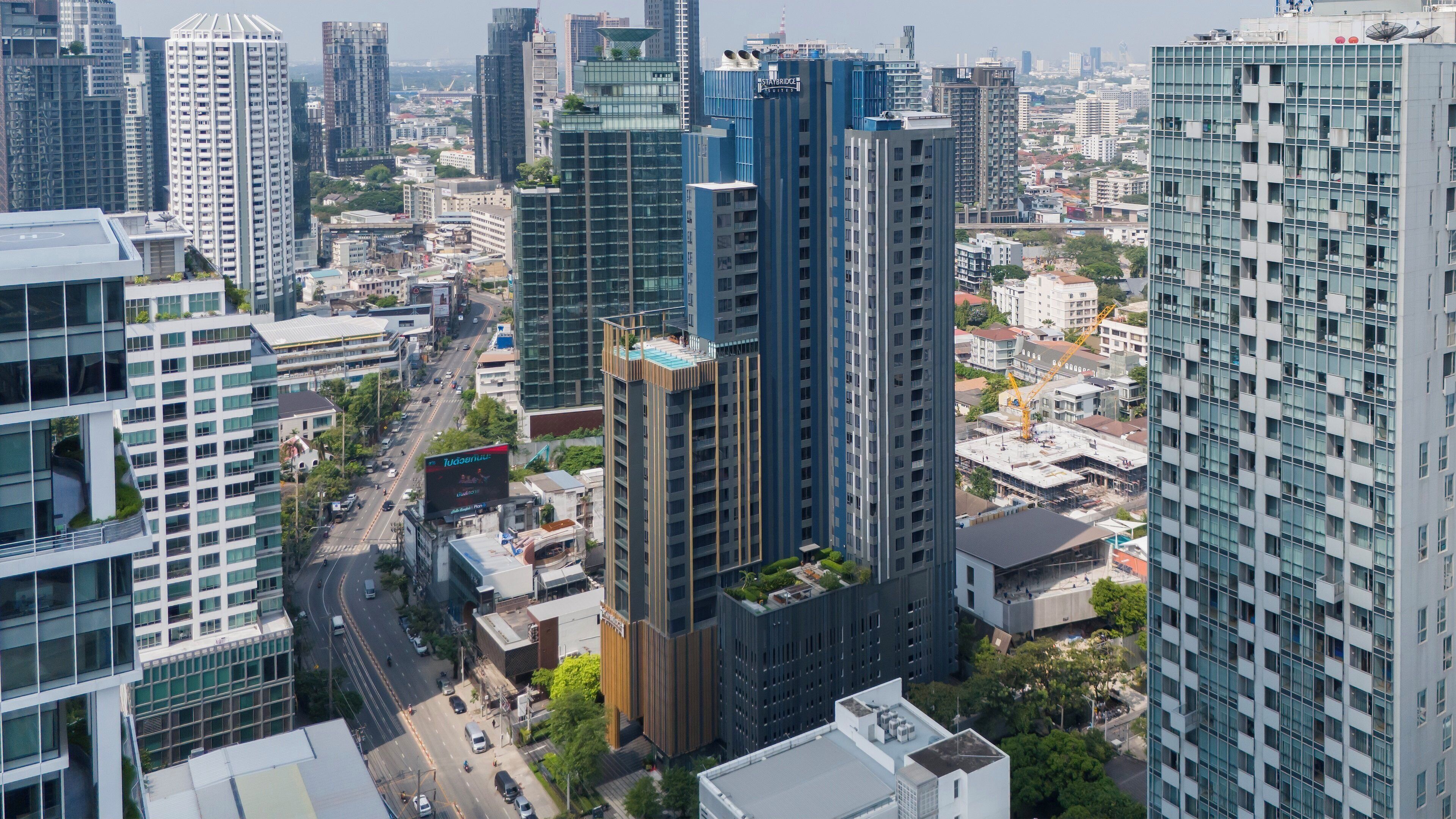 Un immeuble de grande hauteur doté d’une architecture moderne, caractérisé par un jardin vertical imposant qui orne sa façade.