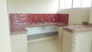 Suíte, 1 cama Queen, cozinha | Cozinha privada | Micro-ondas, cafeteira/chaleira