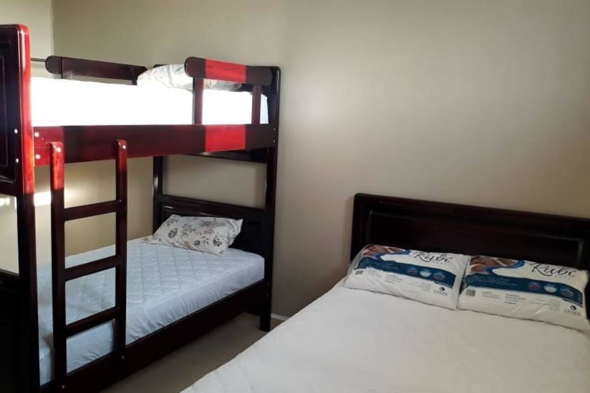 Quarto quádruplo | Frigobar, cofres nos quartos, ferros/tábuas de passar roupa