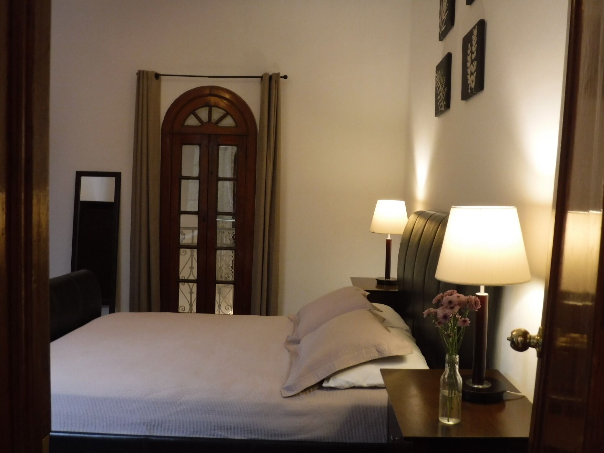 Habitación doble ejecutiva | Edredón, caja de seguridad en la habitación y decoración personalizada 