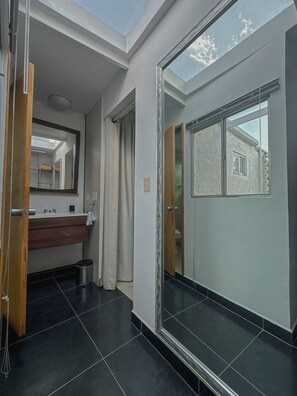 Panoramic Apartment | Bathroom | Shower, free toiletries, hair dryer, towels - Condesa Haus Rentals (Mexico City)