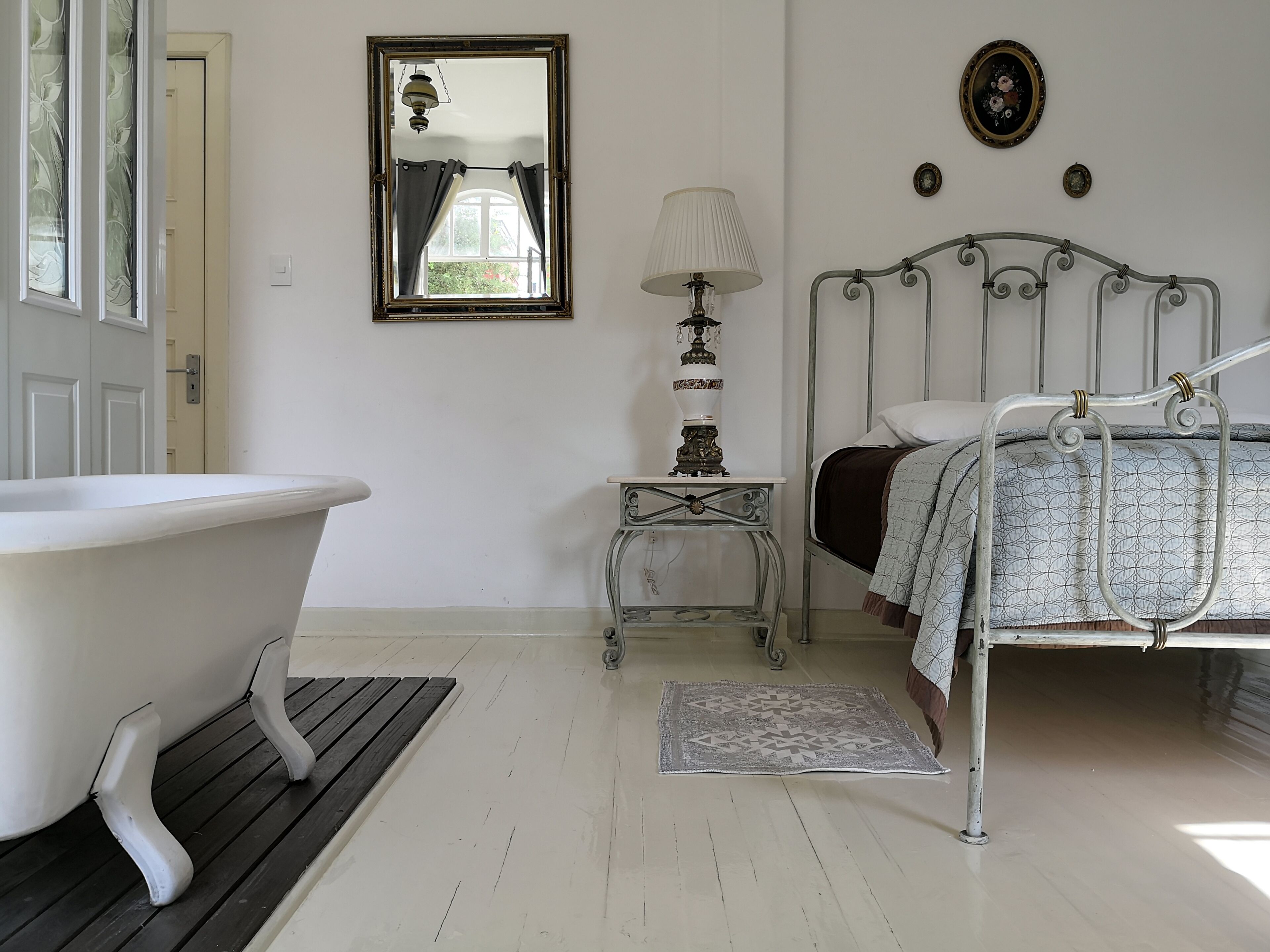 Habitación doble de lujo | Edredón, caja de seguridad en la habitación y decoración personalizada 