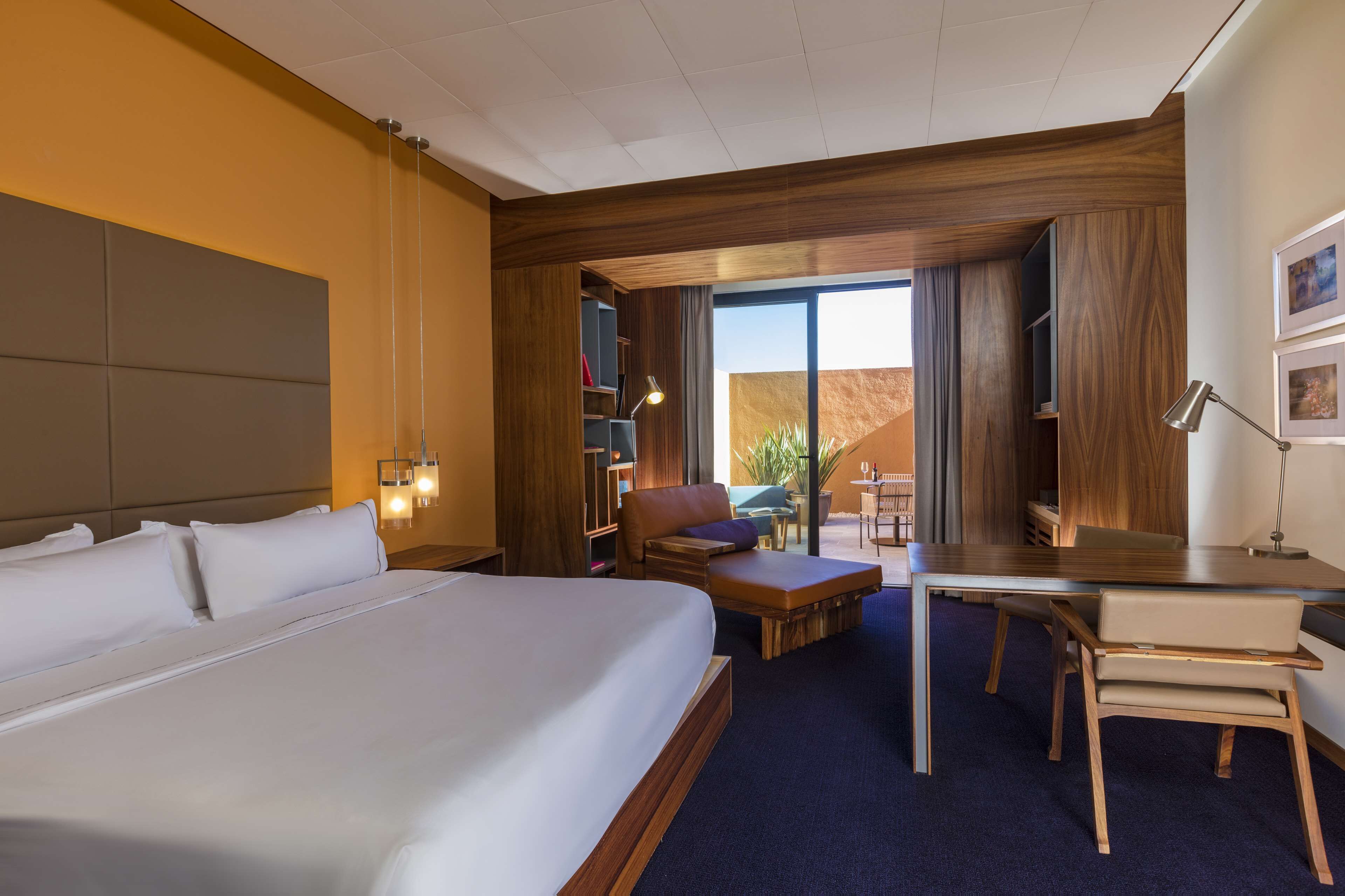 Habitación, 1 cama de matrimonio grande | Caja fuerte, escritorio, espacio para trabajar con un portátil