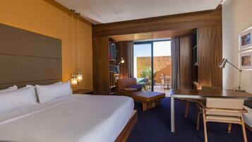 Habitación, 1 cama de matrimonio grande | Caja fuerte, escritorio, espacio para trabajar con un portátil