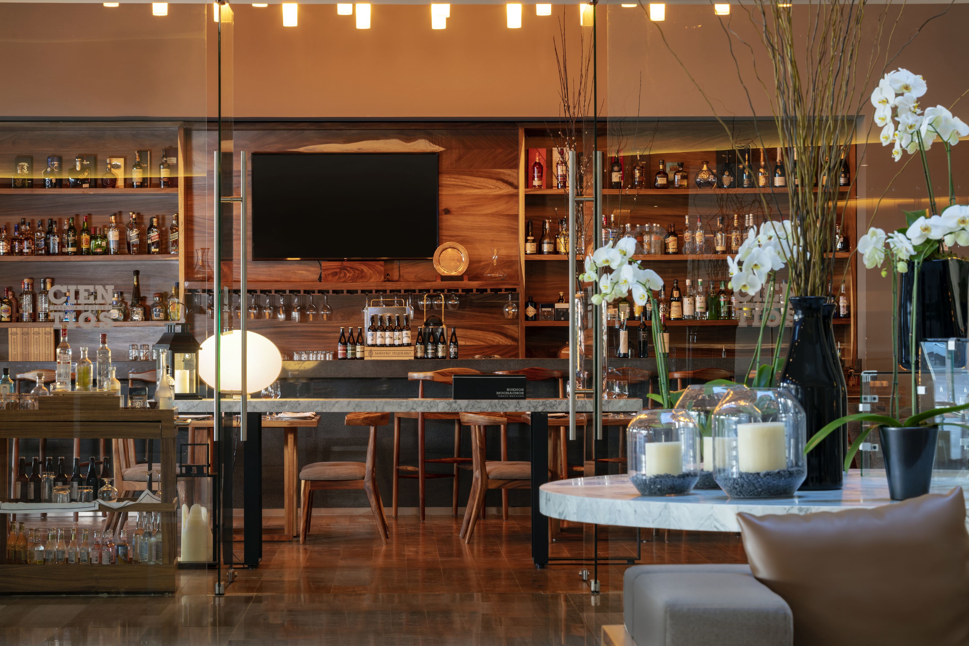 2 restaurantes, se sirven desayunos, comidas, cenas y cocina mexicana