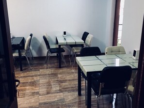 Habitación estándar doble | Zona de estar | Una televisión LED