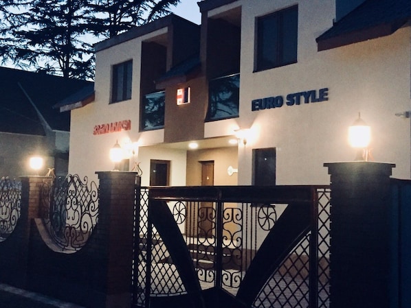 Vista frontal de la propiedad