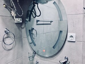 Habitación doble estándar | Amenidades de baño | Regadera, amenidades de baño gratuitas, secadora de cabello, pantuflas 