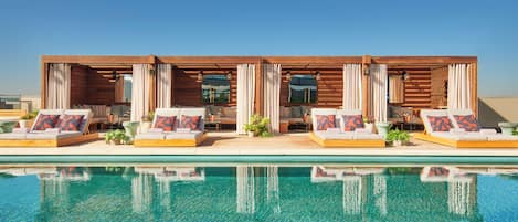 Piscine extérieure, chaises longues
