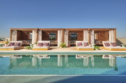 Alberca al aire libre y camastros