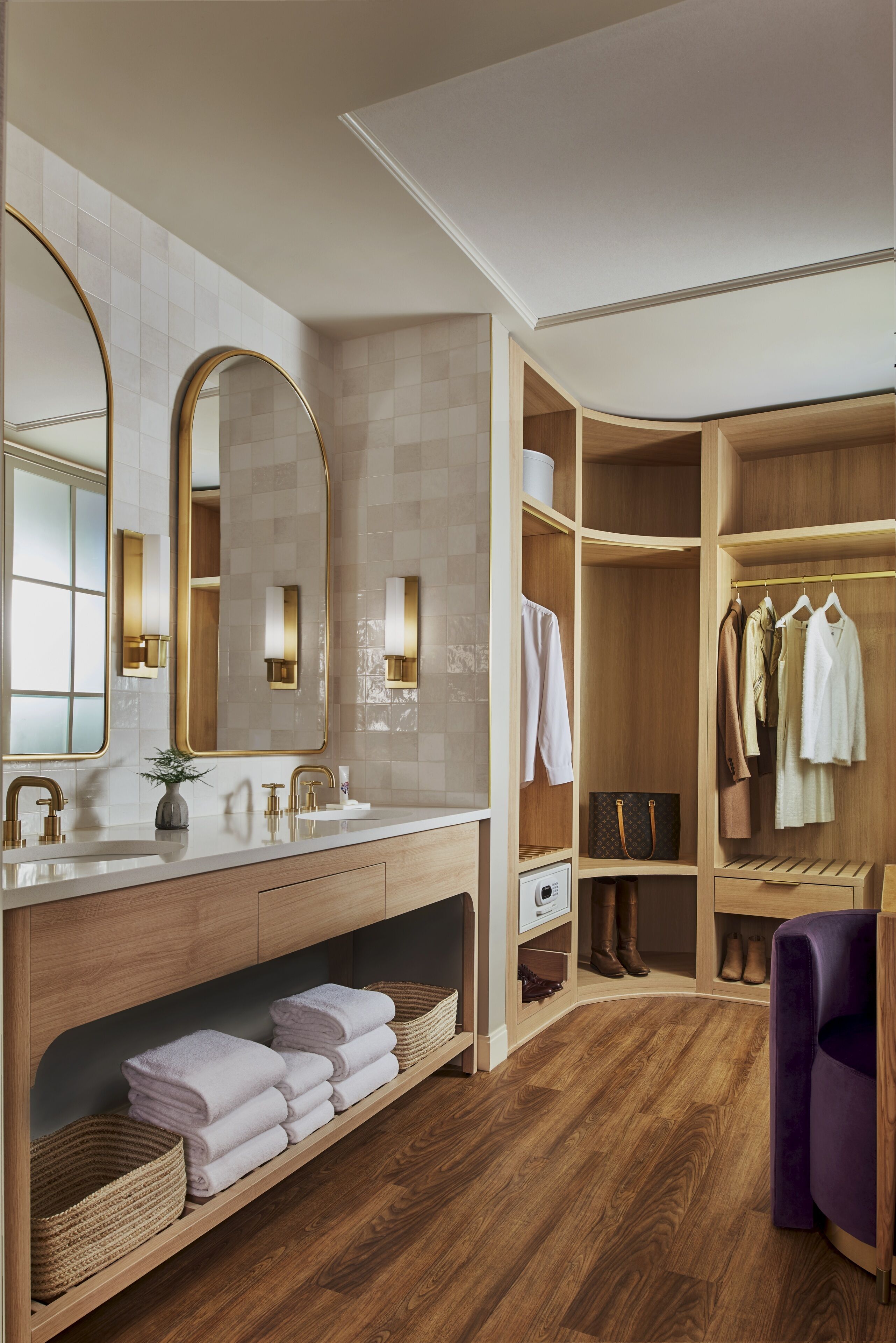 Une salle de bain moderne avec un meuble-lavabo, un grand miroir et des étagères en bois.