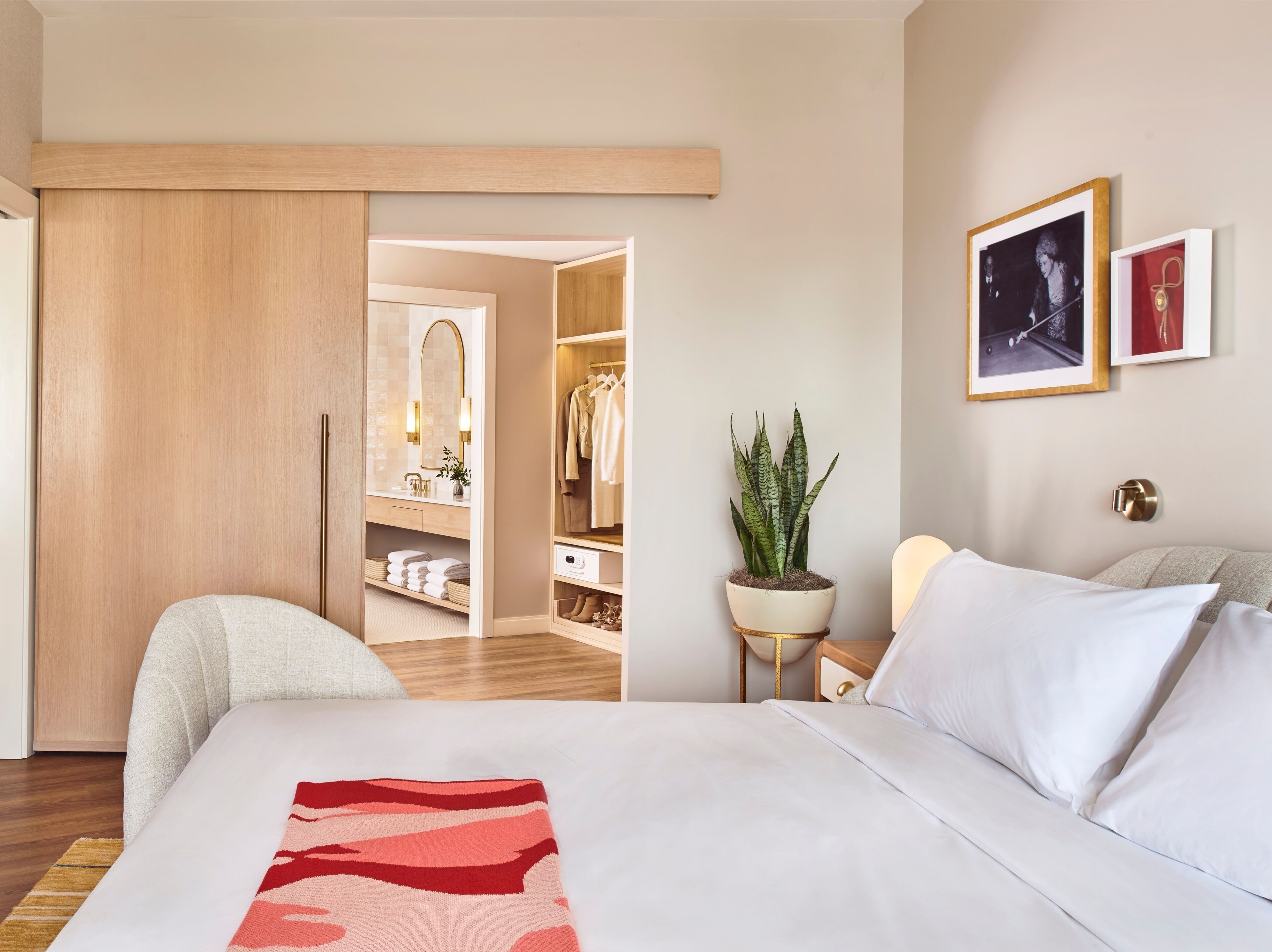 hypo-allergenic bedding, minibar, in-room safe, laptop workspace