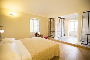 Quarto casal, sacada (Giardino d' interno) | Quartos à prova de som, Wi-Fi de cortesia, roupa de cama