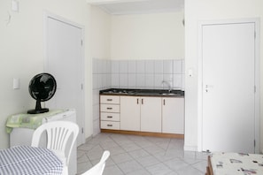 Apartamento, Cozinha e Varanda | Cozinha americana privada | Geladeira