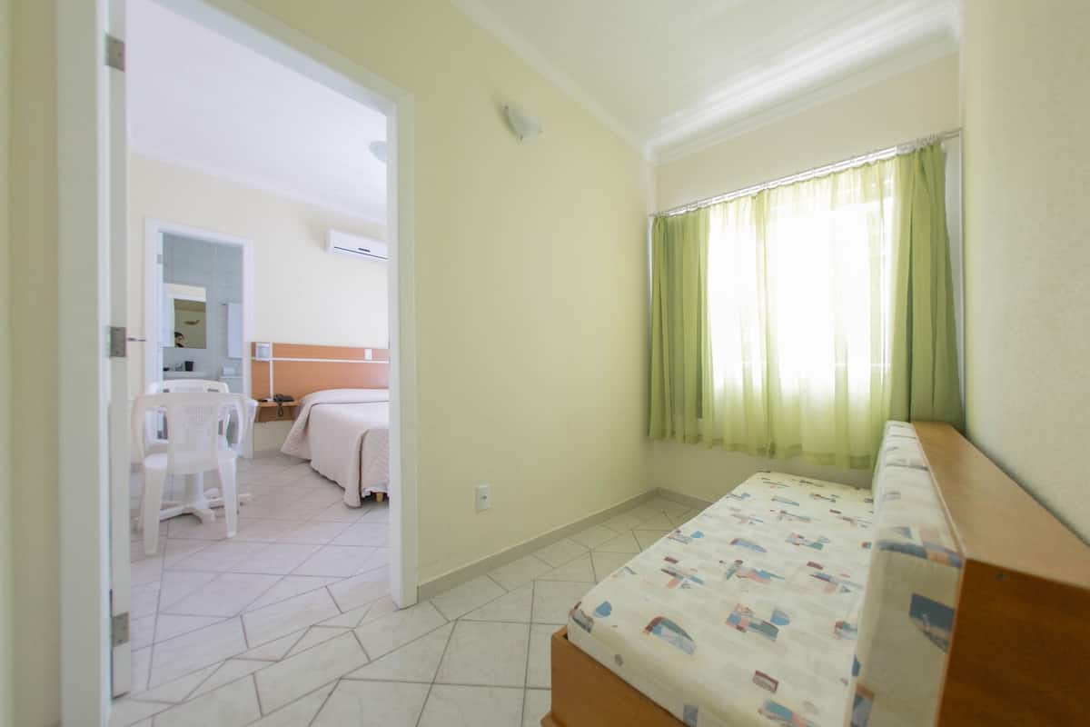 Family Suite, Balcony | 1 camera, una cassaforte in camera, Wi-Fi gratuito, lenzuola