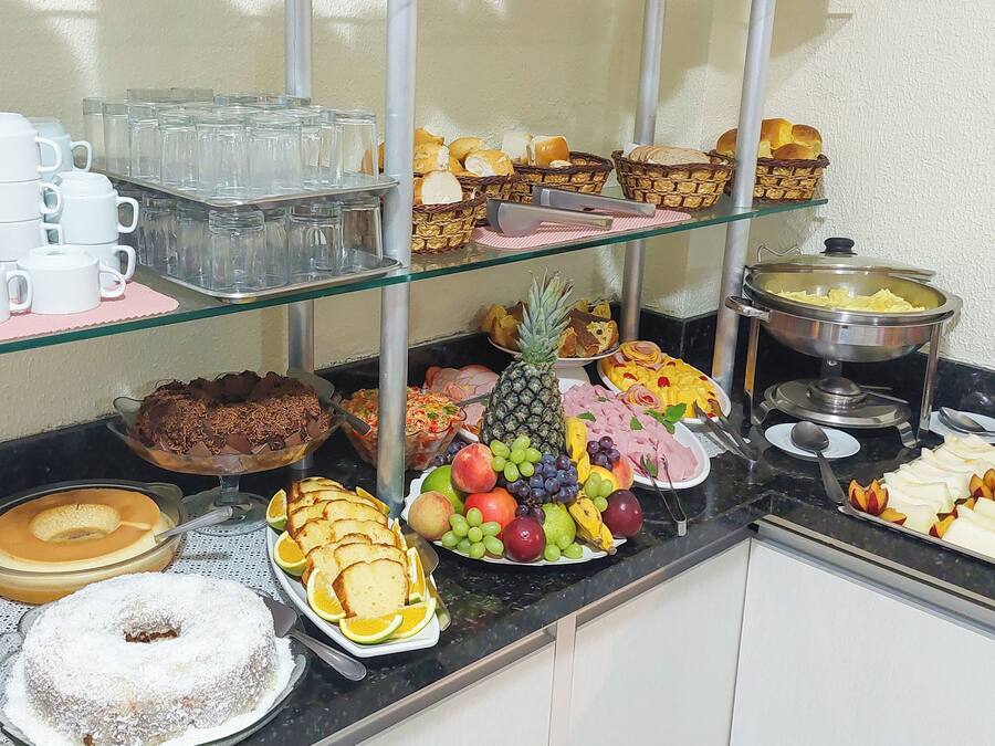Café da manhã com buffet grátis todos os dias