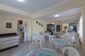 Free daily buffet breakfast - Bombinhas Praia Apart - Rua Corrupião (Bombinhas)