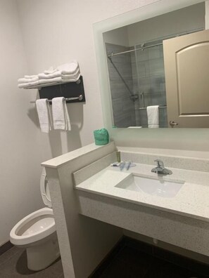 Douche, articles de toilette gratuits, serviettes fournies, savon