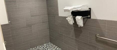 Regadera, amenidades de baño gratuitas, toallas, jabón