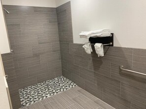 Shower, free toiletries, towels, soap - Lotus inn (Houston)